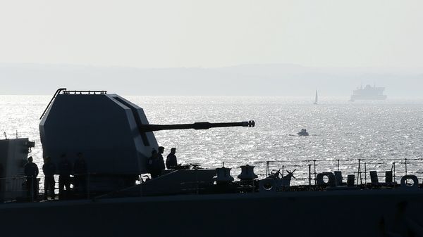 Sailors aboard HMS Richmond stand next to the forward gun as they enter Portsmouth harbor in Portsmouth, England, Friday, Oct. 31, 2014. - Sputnik International