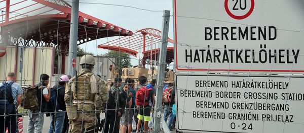 Hungarian soldiers standing guard are pictured from the Croatian side at the Croatian-Hungarian border crossing between the villages of Baranjsko Petrovo Selo, Croatia, and Beremend, Hungary, on September 22, 2015 Hungarian soldiers standing guard are pictured from the Croatian side at the Croatian-Hungarian border crossing between the villages of Baranjsko Petrovo Selo, Croatia, and Beremend, Hungary, on September 22, 2015 - Sputnik International