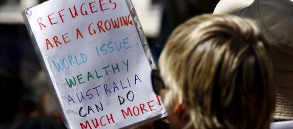 Protesters hold placards at the 'Stand up for Refugees' rally held in central Sydney. Australia is negotiating a deal with the Philippines to transfer asylum seekers being held indefinitely in controversial detention centres on remote, impoverished islands, Australia's immigration minister said on October 9, 2015 Protesters hold placards at the 'Stand up for Refugees' rally held in central Sydney. Australia is negotiating a deal with the Philippines to transfer asylum seekers being held indefinitely in controversial detention centres on remote, impoverished islands, Australia's immigration minister said on October 9, 2015 - Sputnik International