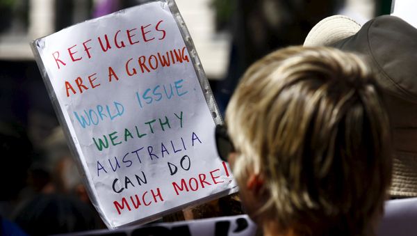 Protesters hold placards at the 'Stand up for Refugees' rally held in central Sydney. Australia is negotiating a deal with the Philippines to transfer asylum seekers being held indefinitely in controversial detention centres on remote, impoverished islands, Australia's immigration minister said on October 9, 2015 Protesters hold placards at the 'Stand up for Refugees' rally held in central Sydney. Australia is negotiating a deal with the Philippines to transfer asylum seekers being held indefinitely in controversial detention centres on remote, impoverished islands, Australia's immigration minister said on October 9, 2015 - Sputnik International