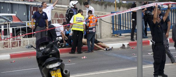 Israeli medics tend to a wounded Palestinian man who later died after he stabbed some Israelis in an attack in Tel Aviv, Israel Israeli medics tend to a wounded Palestinian man who later died after he stabbed some Israelis in an attack in Tel Aviv, Israel - Sputnik International