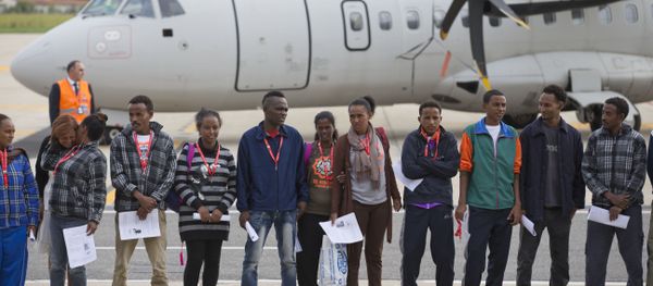 Eritrean refugee pose for a group photo in front of an Italian Financial police aircraft which will take them to Sweden, at Rome's Ciampino airport, Friday, Oct. 9, 2015. - Sputnik International