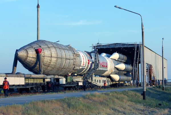 Proton-M space launch vehicle with an upper stage Breeze-M spacecraft and communication Sirius-5 being moved to the launch pad at Baikonur cosmodrome Proton-M space launch vehicle with an upper stage Breeze-M spacecraft and communication Sirius-5 being moved to the launch pad at Baikonur cosmodrome - Sputnik International