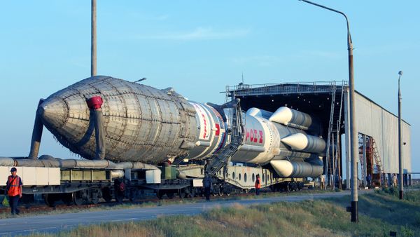 Proton-M space launch vehicle with an upper stage Breeze-M spacecraft and communication Sirius-5 being moved to the launch pad at Baikonur cosmodrome Proton-M space launch vehicle with an upper stage Breeze-M spacecraft and communication Sirius-5 being moved to the launch pad at Baikonur cosmodrome - Sputnik International