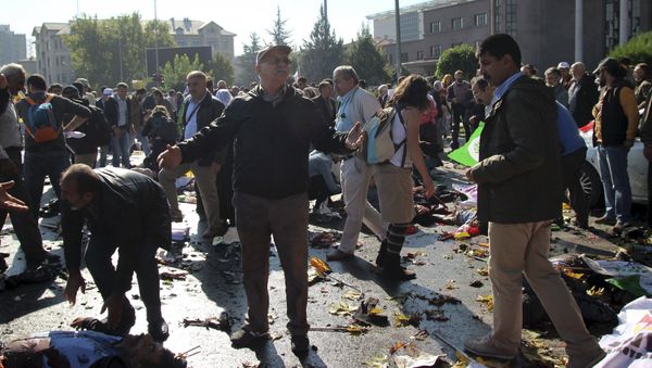 A man reacts after an explosion during a peace march in Ankara, Turkey, October 10, 2015 - Sputnik International