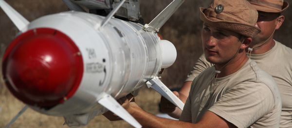 Russian servicemen attach a Kh-25 high-precision missile to a Su-24 aircraft at the Khmeimim airbase in Syria. - Sputnik International