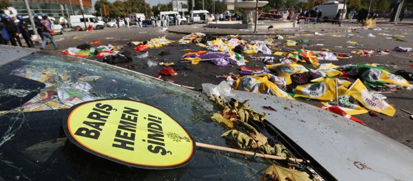 A placard that reads in Turkish: 'Peace Immediately Now' , is seen at the site of an explosion with the bodies of victims covered with flags and banners in the background, in Ankara, Turkey A placard that reads in Turkish: 'Peace Immediately Now' , is seen at the site of an explosion with the bodies of victims covered with flags and banners in the background, in Ankara, Turkey - Sputnik International