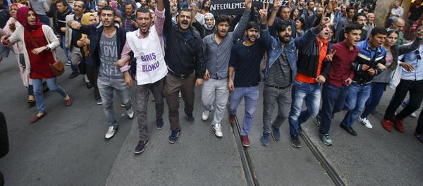 Demonstrators in central Istanbul attend a protest against Saturday's bombings in Ankara, Turkey, October 10, 2015. Demonstrators in central Istanbul attend a protest against Saturday's bombings in Ankara, Turkey, October 10, 2015. - Sputnik International