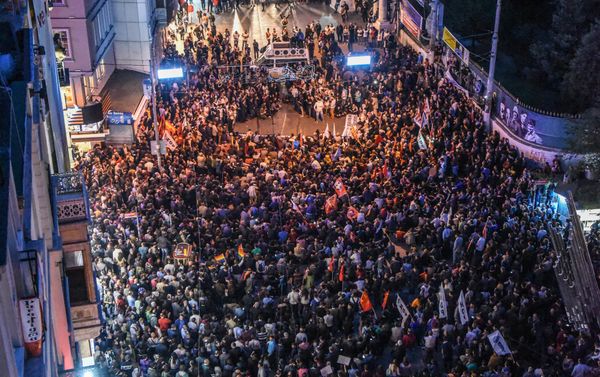 Thousands of protesters take part in a march against the deadly attack earlier in Ankara on October 10, 2015 at the Istiklal avenue in Istanbul. Thousands of protesters take part in a march against the deadly attack earlier in Ankara on October 10, 2015 at the Istiklal avenue in Istanbul. - Sputnik International