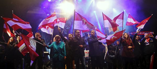 Head of the Austrian Freedom Party (FPOe) Heinz-Christian Strache (C) and party members wave to the audience after his party's final election rally ahead of regional elections in Vienna, Austria, October 8, 2015. Head of the Austrian Freedom Party (FPOe) Heinz-Christian Strache (C) and party members wave to the audience after his party's final election rally ahead of regional elections in Vienna, Austria, October 8, 2015. - Sputnik International