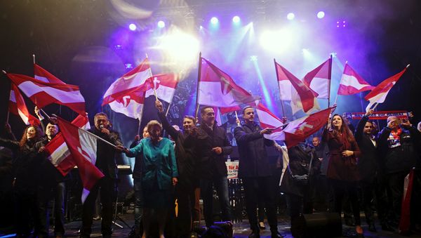 Head of the Austrian Freedom Party (FPOe) Heinz-Christian Strache (C) and party members wave to the audience after his party's final election rally ahead of regional elections in Vienna, Austria, October 8, 2015. - Sputnik International