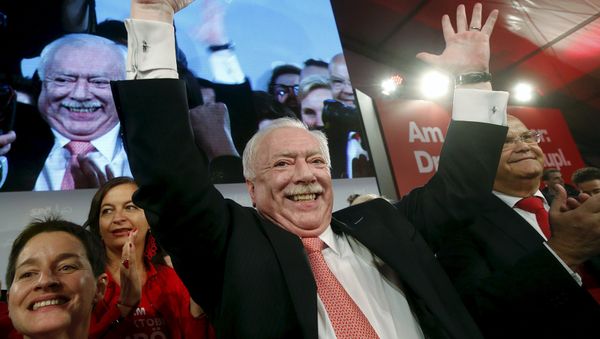 Mayor and province governor of Vienna, Michael Haeupl of the Social Democratic Party (SPOe) celebrates in front of supporters after winning regional elections in Vienna, Austria, October 11, 2015. - Sputnik International