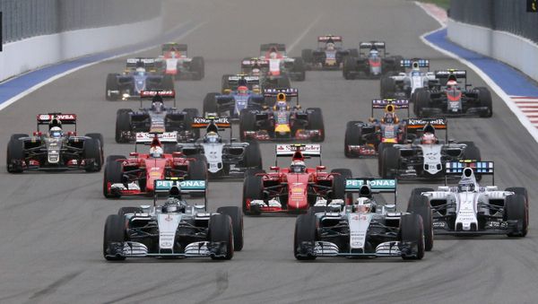 Mercedes Formula One driver Nico Rosberg of Germany and his team mate Lewis Hamilton of Britain (front L-R) lead during the start of the Russian F1 Grand Prix in Sochi, Russia, October 11, 2015 - Sputnik International