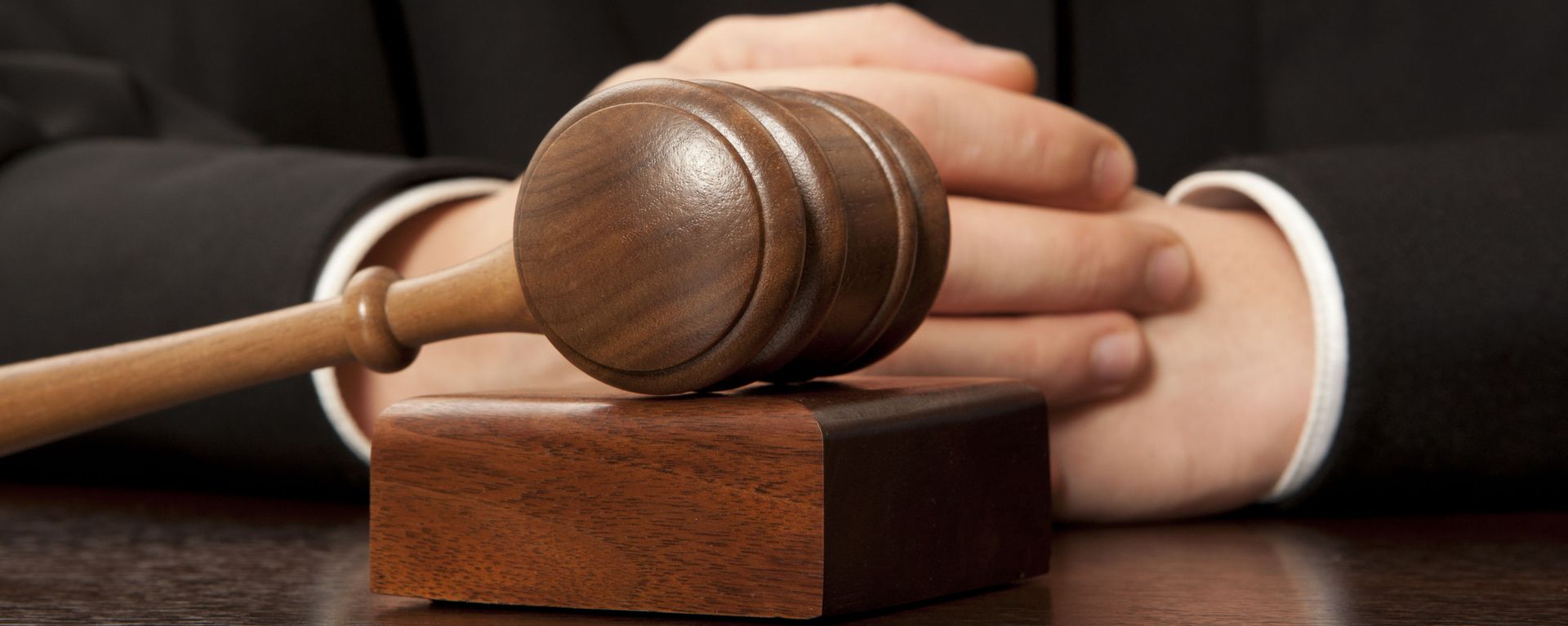 Judge. Referee hammer and a man in judicial robes. Judge. Referee hammer and a man in judicial robes. - Sputnik International, 1920, 27.10.2022