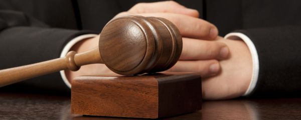 Judge. Referee hammer and a man in judicial robes. - Sputnik International