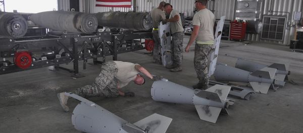 US Air Force munitions team assemble guided bombs US Air Force munitions team assemble guided bombs - Sputnik International