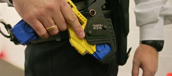 A file photo taken 05 December 2007 shows a British police officer holding a taser gun during a training session at the Metropolitan Police Specialist Training Centre, in Gravesend, Kent, in southeast England A file photo taken 05 December 2007 shows a British police officer holding a taser gun during a training session at the Metropolitan Police Specialist Training Centre, in Gravesend, Kent, in southeast England - Sputnik International