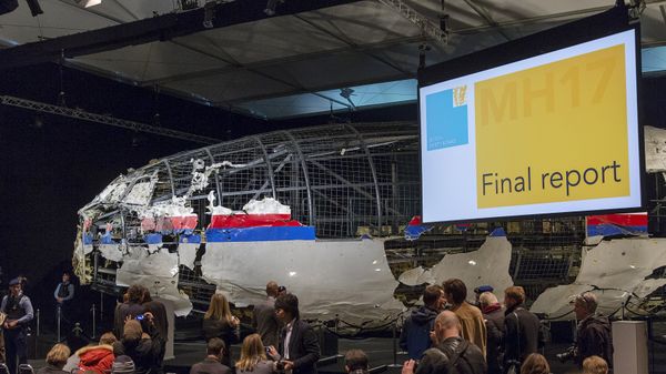 The reconstructed airplane serves as a backdrop during the presentation of the final report into the crash of July 2014 of Malaysia Airlines flight MH17 over Ukraine, in Gilze Rijen, the Netherlands, October 13, 2015 - Sputnik International