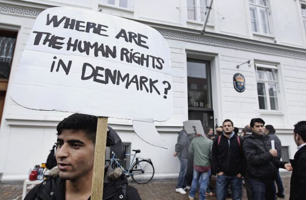 Some thirty Syrian refugees from different camps seeking asylum hold banners outside the Swedish Embassy in Copenhagen, Denmark on Wednesday, Sept. 26, 2012. - Sputnik International