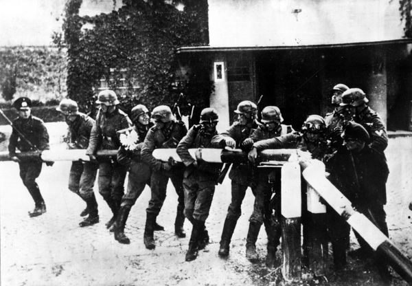 German soldiers tear down the barrier at the German-Polish border on Sept. 1, 1939 - Sputnik International