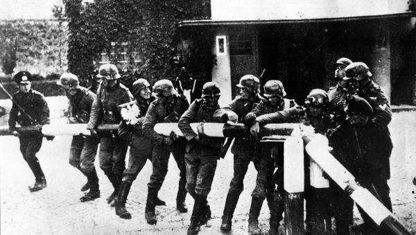 German soldiers tear down the barrier at the German-Polish border on Sept. 1, 1939 German soldiers tear down the barrier at the German-Polish border on Sept. 1, 1939 - Sputnik International