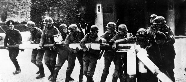 German soldiers tear down the barrier at the German-Polish border on Sept. 1, 1939 - Sputnik International
