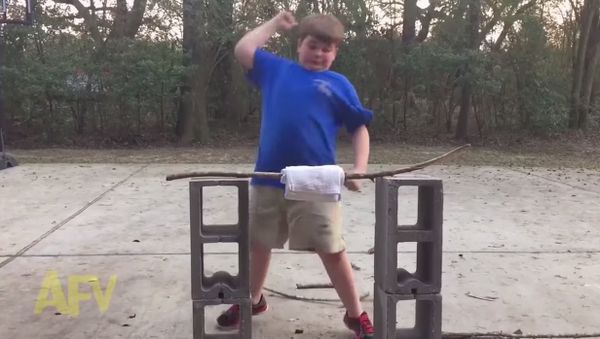 Boy Can't Break His Karate Stick - Sputnik International