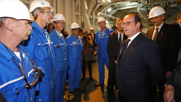 French President Francois Hollande (R) talks to workers as he visits a Mistral-class helicopter carrier (ex-Vladivostok) at the STX Les Chantiers de l'Atlantique shipyard site in Saint-Nazaire, western France, on October 13, 2015 - Sputnik International