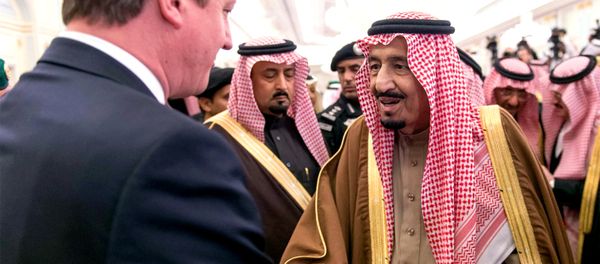 Saudi King Salman, right, greets the Prime Minister of the United Kingdom, David Cameron, left. - Sputnik International