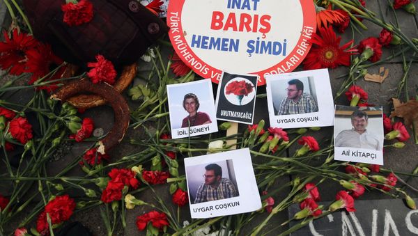 This photo taken on October 12, 2015 shows pieces of the traditional bread simits, a banner reading 'Peace Now' , and photos of victims at the site of the October 10 bombings in Ankara This photo taken on October 12, 2015 shows pieces of the traditional bread simits, a banner reading 'Peace Now' , and photos of victims at the site of the October 10 bombings in Ankara - Sputnik International