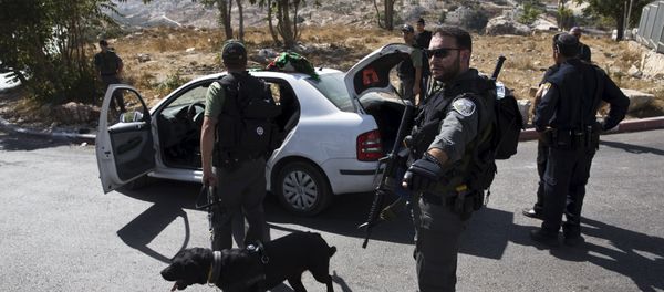 Israeli border policemen check a Palestinian car at a checkpoint in Jabel Mukaber, in an area of the West Bank that Israel captured in a 1967 war and annexed to the city of Jerusalem October 14, 2015 - Sputnik International