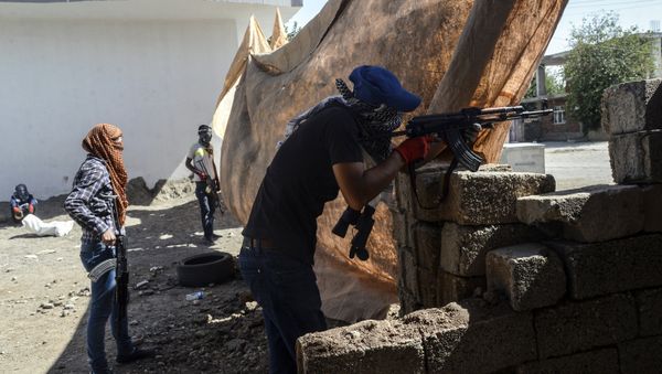 Armed Kurdish militants of the Kurdistan Workers' Party (PKK) stand behind a barricade of concrete blocks during clashes with Turkish forces on September 28, 2015, at Bismil, in Diyarbakir Armed Kurdish militants of the Kurdistan Workers' Party (PKK) stand behind a barricade of concrete blocks during clashes with Turkish forces on September 28, 2015, at Bismil, in Diyarbakir - Sputnik International