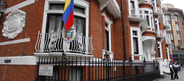 British police officers stand guard at the Ecuadorian Embassy in central London, Wednesday, Aug. 15, 2012. British police officers stand guard at the Ecuadorian Embassy in central London, Wednesday, Aug. 15, 2012. - Sputnik International