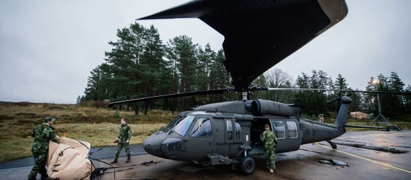 Soldiers from the Swedish Armed Forces prepare an Blackhawk helicopter at Hagshult Airbase, part of the Forward Operation Base of the NBG (Nordic Battlegroup), about 240km North-East of Malmo, Sweden on November 6, 2014 - Sputnik International