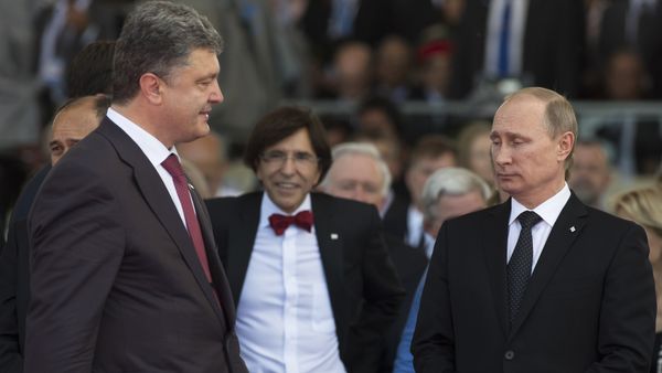 Ukraine's President-elect Petro Poroshenko (L) walks past Russia's President Vladimir Putin (R) during an international D-Day commemoration ceremony on the beach of Ouistreham, Normandy, on June 6, 2014 - Sputnik International