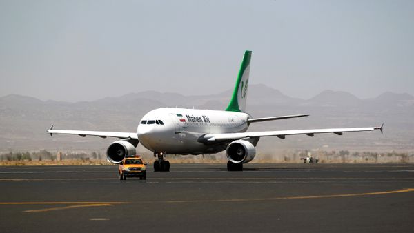 An airplane of Mahan Air sits at the tarmac after landing at Sanaa International Airport in the Yemeni capital on March 1, 2015 - Sputnik International