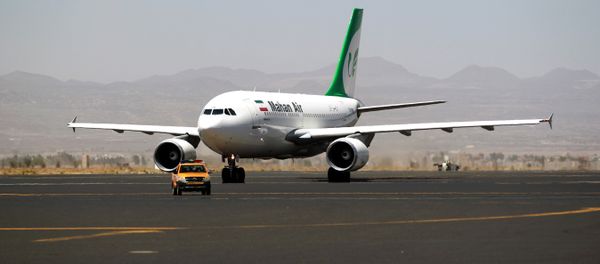 An airplane of Mahan Air sits at the tarmac after landing at Sanaa International Airport in the Yemeni capital on March 1, 2015 An airplane of Mahan Air sits at the tarmac after landing at Sanaa International Airport in the Yemeni capital on March 1, 2015 - Sputnik International