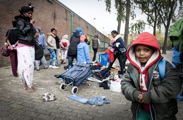 Refugees collect clothes, brought by residents of the neighborhood, outside the Schuttersveld Sports Centre designed as emergency shelter in Rotterdam, The Netherlands, on October 9, 2015 Refugees collect clothes, brought by residents of the neighborhood, outside the Schuttersveld Sports Centre designed as emergency shelter in Rotterdam, The Netherlands, on October 9, 2015 - Sputnik International