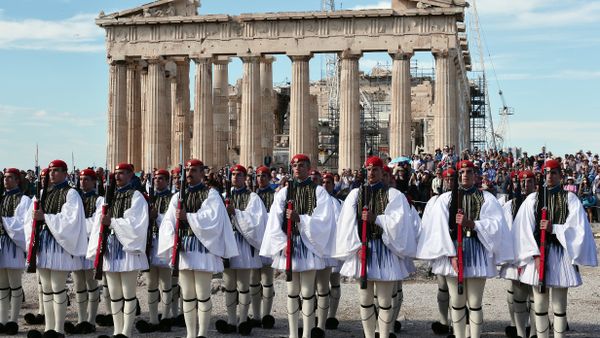 Greek Evzoni presidental guards attend the hoisting of the Greek flag ceremony atop the ancient Acropolis on October 12, 2015, marking the anniversary of the liberation of Athens from the German Nazi occupation in 1944. - Sputnik International