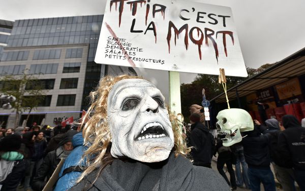 A protester with a mask demonstrates against the free trade agreement TTIP (Transatlantic Trade and Investment Partnership) during an EU summit in Brussels, Belgium on Thursday, Oct. 15, 2015. A protester with a mask demonstrates against the free trade agreement TTIP (Transatlantic Trade and Investment Partnership) during an EU summit in Brussels, Belgium on Thursday, Oct. 15, 2015. - Sputnik International