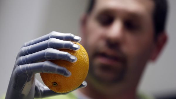 Double amputee Jason Koger, 34, of Owensboro, Ky., demonstrates his i-limb ultra revolution hands during an interview with the Associated Press, Thursday, May 2, 2013, in Philadelphia - Sputnik International