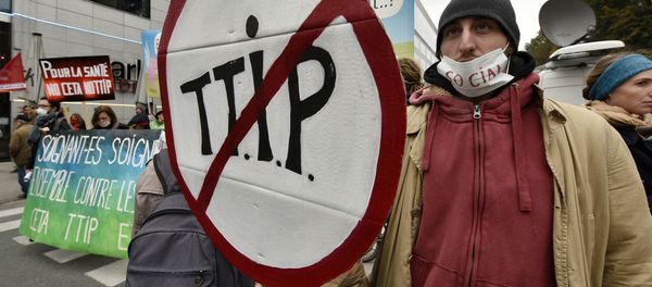 Protestors demonstrate against the free trade agreements TTIP (Transatlantic Trade and Investment Partnership) and CETA (Comprehensive Economic and Trade Agreement) during an EU summit in Brussels, Belgium on Thursday, Oct. 15, 2015 - Sputnik International