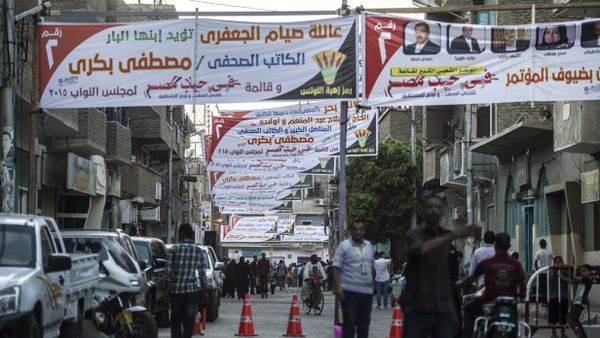 Egyptians walk under campaign banners ahead of the parliamentary elections on September 29, 2015 in the city of Qena, some 650 km (400 miles) south of Cairo - Sputnik International