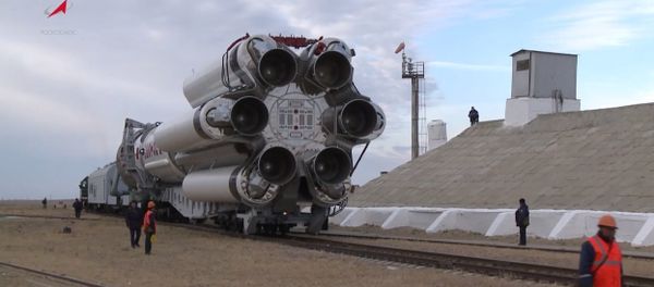 Proton-M Rocket Moved to a Launch Pad - Sputnik International
