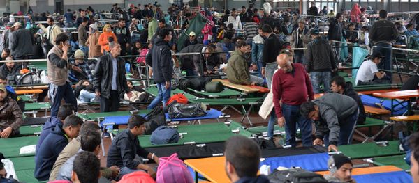 Refugees wait in a crowded migrant registration center in Passau, southern Germany, Thursday, Oct. 8, 2015 - Sputnik International