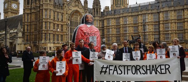 British Labour party Shadow Chancellor John McDonnell (C) stands with supporters at a rally in central London, on October 15, 2015 launching 'Fast For Shaker', a campaign encouraging supporters to fast for 24 hours, a symbolic 24-hour hunger strike, until Guantanamo Bay detainee Shaker Aamer is released. - Sputnik International