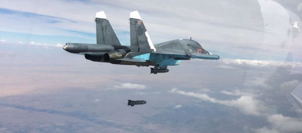 Russian Su-34 fighter-bomber aircraft carries out a strike against Daesh forces in Syria. - Sputnik International