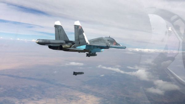 Russian Su-34 fighter-bomber aircraft carries out a strike against Daesh forces in Syria. - Sputnik International