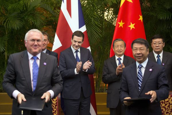 Britain's Chancellor of the Exchequer George Osborne, center left, and Chinese Vice President Ma Kai, center right, applause as they witness a signing ceremony of the 7th China-UK strategic economic dialogue Roundtable on Public-Private Partnerships at Diaoyutai State Guesthouse Monday, Sept. 21, 2015 in Beijing. - Sputnik International
