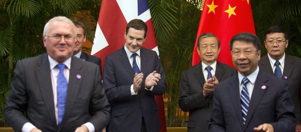 Britain's Chancellor of the Exchequer George Osborne, center left, and Chinese Vice President Ma Kai, center right, applause as they witness a signing ceremony of the 7th China-UK strategic economic dialogue Roundtable on Public-Private Partnerships at Diaoyutai State Guesthouse Monday, Sept. 21, 2015 in Beijing. - Sputnik International